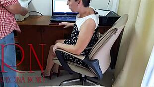와! 사무실 지배 Lady Boss가 큐닐링구스와 보지 핥기로 히든 카메라 보이어 스타일 직장에서 라이브 잡혀!