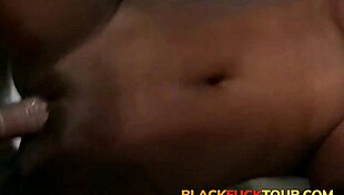 Czarna laska jeździ na ogromnym kutasie i dostaje ładunek spermy na twarz