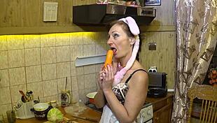 Carrot preparation turns erotic with mature amateurs 😏