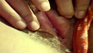 Зашеметяващият голям задник, цици и косматата путка на жена ми на показ