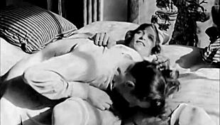 Dark Lantern Entertainment prezintă bunicuțe amatoare vintage