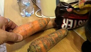 Carrot preparation turns erotic with mature amateurs 😏