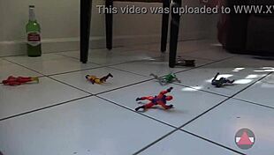 Olbrzymka blondynka dominuje balonami i zabawkami