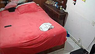 O Que Minha Esposa Faz Sozinha em Casa?