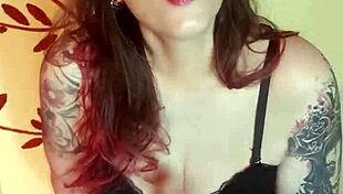 ג'ינג'ית סקסית מדריכה אותך בסשן JOI ביתי עם צעצועים ודילדואים