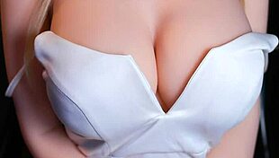 บลอนด์วัยรุ่นเซ็กส์ดอลล์หีใหญ่พร้อมสำหรับครีมพายป่าเถื่อน