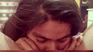 mi novia en lencería tiene orgasmo oral