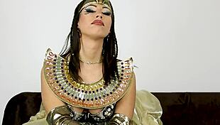 Fiesta de Halloween se pone dura con hermanastra en disfraces y acción vaquera.