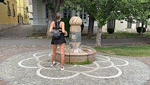 Yo, regarde ça ! Masturbation publique et flash avant une pipe POV chaude... 🔥