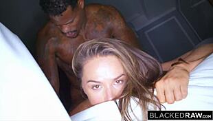 Intenzivní bruneta threesome s monstrózním ptákem drsně šuká