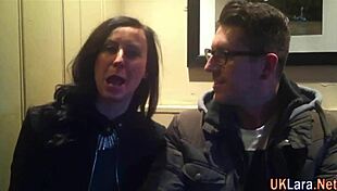 Хей, искаш ли да видиш тази класическа британка в чорапи да ми свирка?