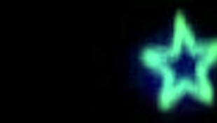 ヴィンテージホーニーハウスワイブたちがレトロスタイルでワイルドな秘密を共有