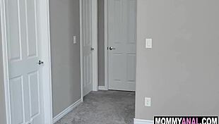 哇，我看到继母偷我男友搞疯狂熟女肛交...