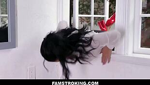 Famstroking - Macocha z Dużymi Cyckami, Crystal Rush, Mocno Rżnięta przez Pasierbów przez Okno
