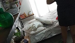 커브 멕시칸 밀프 방 청소하다가 히든 카메라에 잡힘