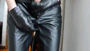 Solo guy stroking hard in tight leather pants