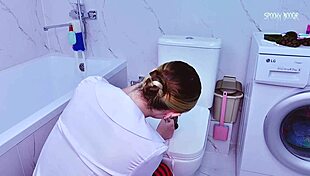 Nerdowata koleżanka drażni owłosioną cipką!