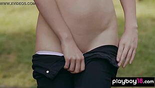 สาวผอมผมแดงเคทรู้สึกเฟี้ยวถอดเสื้อและฟันฟืนกลางแจ้ง