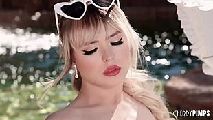 Lilly Bell, cireașa anului, se joacă solo afară în bikini.