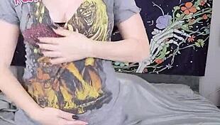 Метъл бабе стиска дилдо с тесна путка