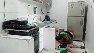 llamo al plomero y termina follando mi coño profundo