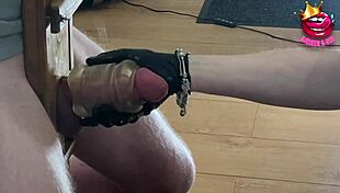 Gros plan : femdom fait monter la bite jusqu'à orgasme ruiné dans un verre