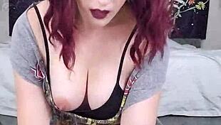 Metalos csaj szorítja a dildót szűk puncival!