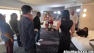 ปาร์ตี้ gangbang โหดรุนแรงกับทัวร์ hotwife สาวเซ็กซี่รับควยดำใหญ่ในความบ้าคลั่ง hardcore