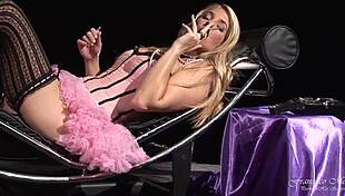 Mentre Fuma Una Sigaretta Oltre Che Il Fumo IngHiOtTe Anche La Sborra And Fucking Fetish