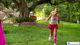 Bungy tini 18+ könyörög csatlakozni a csapathoz Lily Adams-szal, Lily Rader-rel és Athena Palomino-val.