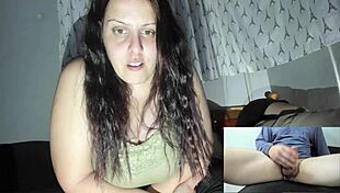 Épouse coquine regarde mec au hasard se branler pendant mari repose à côté