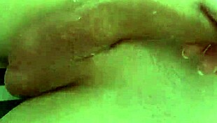 Lancap tangan panjang sensual intens dengan minyak licin dalam klip amatur mentah. Rasa setiap strok kotor!