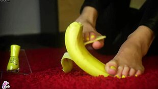 Jelisa Rose's Banana Footjob Tease