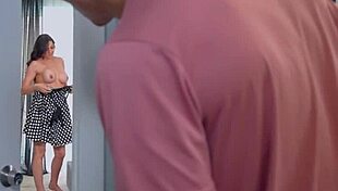 Stiefmutter Sadie Holmes verführt Parker Ambrose zu harter POV-Action!