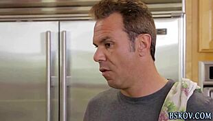 Pornstjerne fortærer ung fitte med fingre og tunge