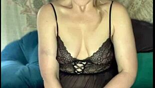 Ορνιάρα milf πειράζει με τεράστιο δονητή σε σόλο παιχνίδι