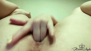 Geile Schlampe fingert nasse Muschi in wildem Closeup!