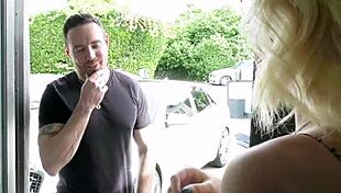 Блондинка-подросток 18+ берет в задницу от подруги мамы