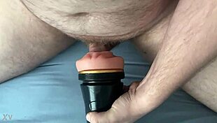 Интензивно ебане на джобна путка с презерватив за близък кумшот