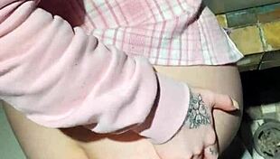 Eram atât de excitat că i-am supt sânii naturali și i-am futut pizda slabă latină în baie