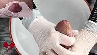 Características de agua médica, POV paciente, guantes de látex blanco, paja en glande