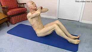 Horny Gay Twink Flashes Naked on Beach!