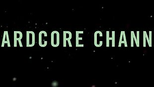 Trio action med Alyson Ray, hennes man och okänd kille i retroscen