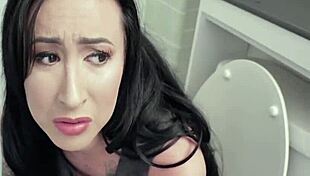 Пасынок помогает грустной милф забеременеть с Лили Лейн