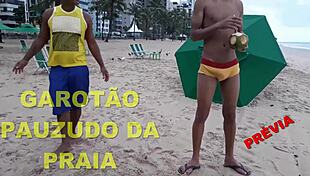 garoto roludo da praia mostra previa sedutora