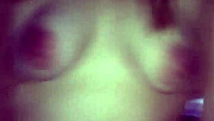 Seksy kurvet mexicansk hore rider min pik med hoppende naturlige titter, indtil hun kommer