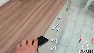 busty insta-dekle izgubi telefon in dobi trdo jebano v divji domači akciji, njene velike sise poskakujejo močno