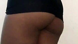 Ebony girl shows herself in solo