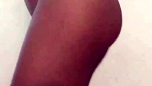 Ebony girl shows herself in solo