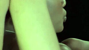 Magnifique ado ébène 18+ se fait baiser la chatte fort en missionnaire et prend une éjac faciale.